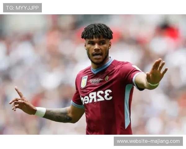 朗斯主力后卫格雷迪特胫腓骨骨折,防线面临考验。