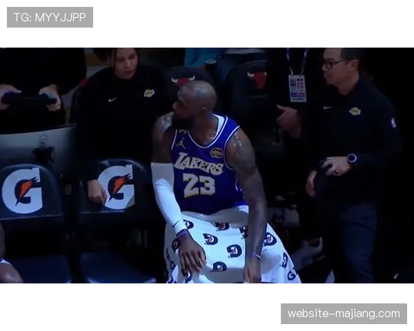 特写：詹姆斯在暂停后准确找到底角空位队友，完成准绝杀助攻